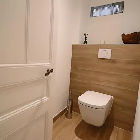 Les Palmiers, Center, Walk To Beach, Ac, Wifi Apartment *